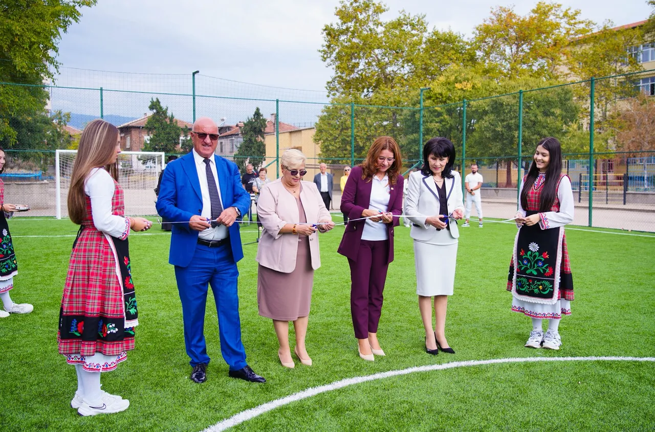 СУ "Никола Вапцаров" в Петрич с нова спортна площадка