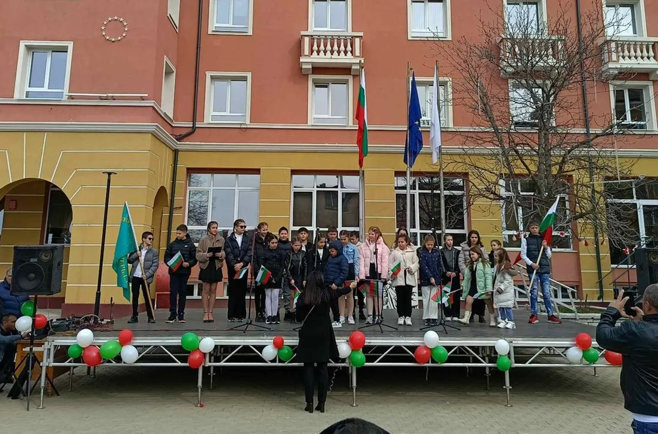 Бобов дол почете 3 март с венци и празничен концерт