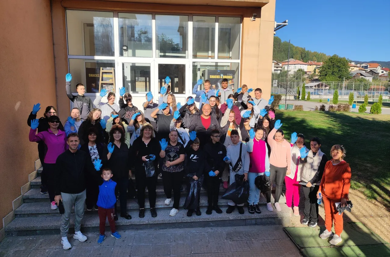 Ученици от Сатовча се включиха в инициативата "Да изчистим България заедно“