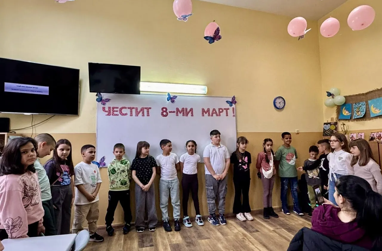 Второкласници от Сапарева баня изненадаха майките си за 8 март