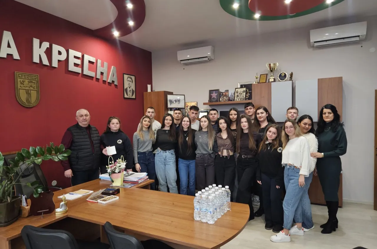 Абитуриенти поканиха кмета на Кресна на своя бал