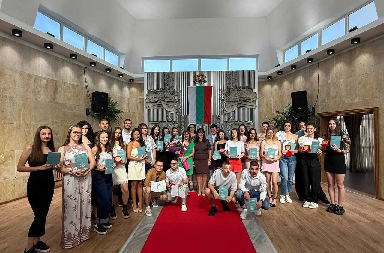Зрелостниците на СУ "Отец Паисий“ получиха дипломите си