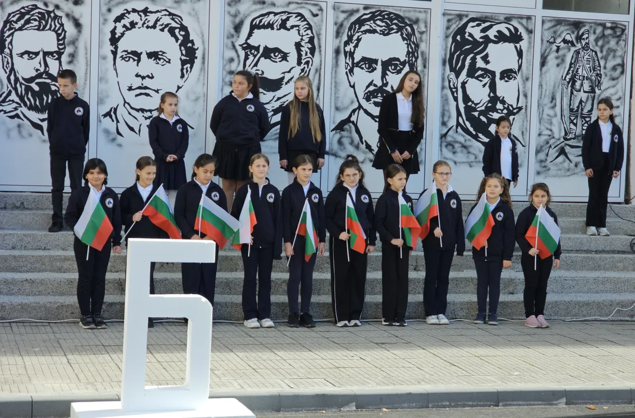 Учениците от СУ "Св. Паисий Хилендарски“ в Кресна с почит към будителите