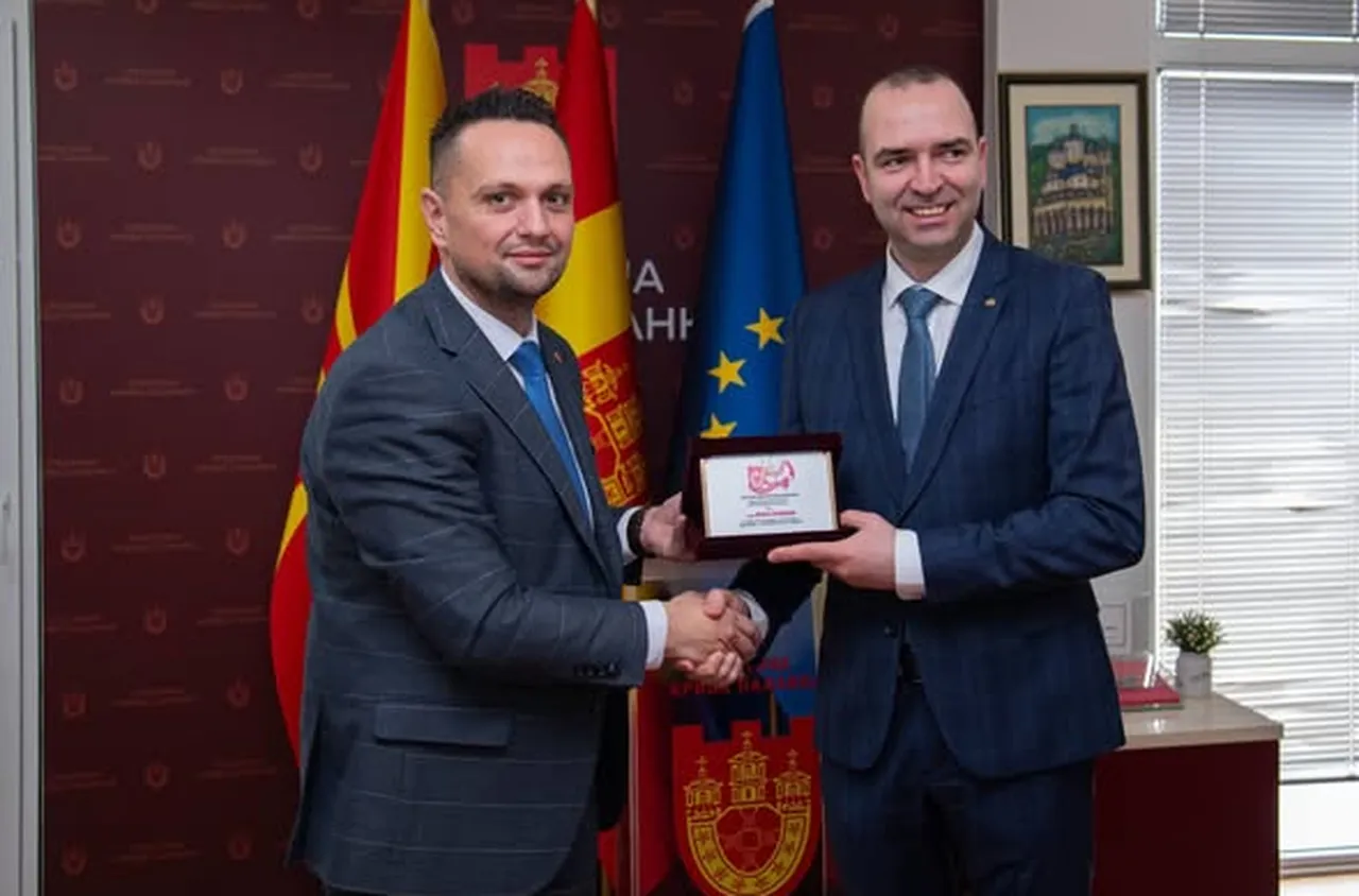 Кметът на Кюстендил с благорадствен плакет от Крива Паланка