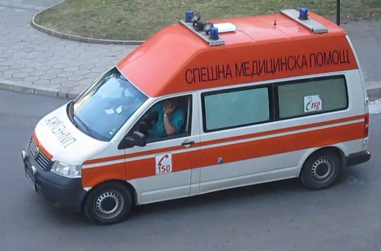 Автомобил се удари в автобус в Ихтиман