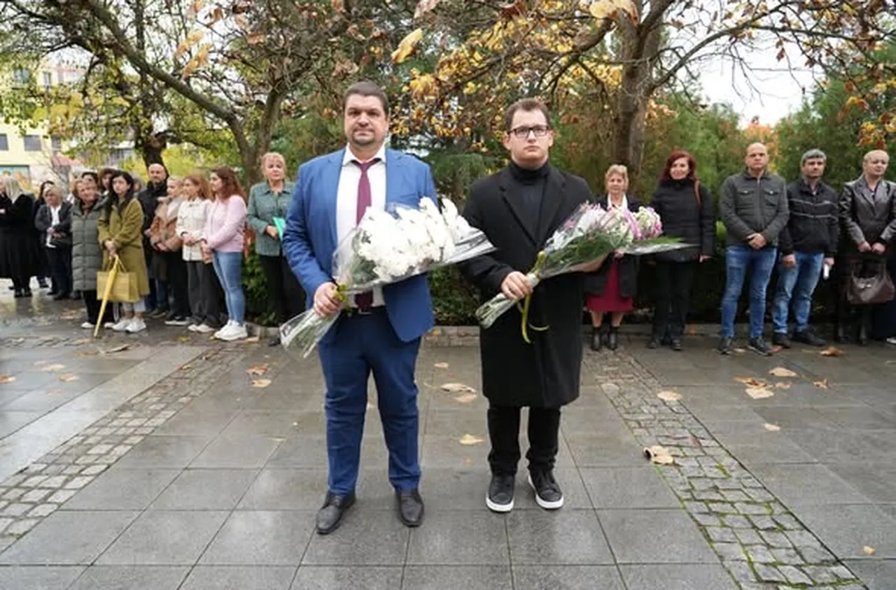 ЮЗУ с цветя и признателност за Дена на будителите