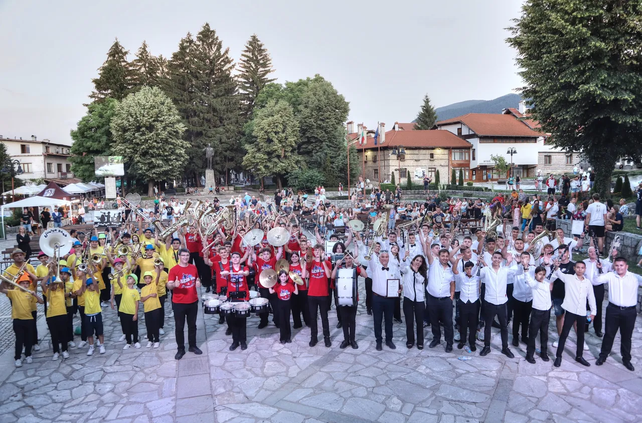 Духови и фанфарни оркестри изпълниха улиците на Банско