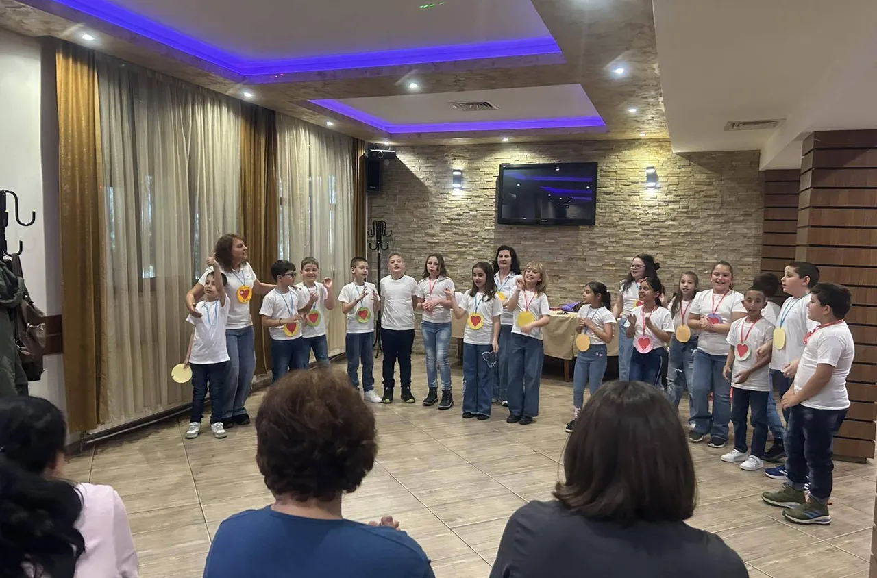 Третокласници развълнуваха бащите си с празнична програма