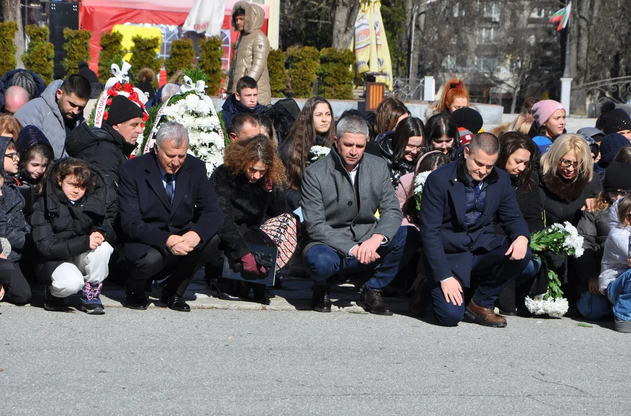 Разлог се преклони пред Васил Левски