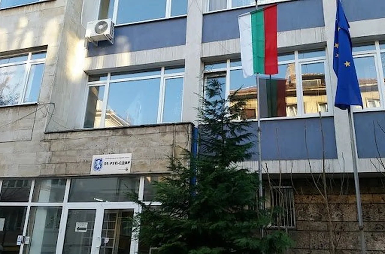 Задържаха началника и двама служители на 5 РПУ в София