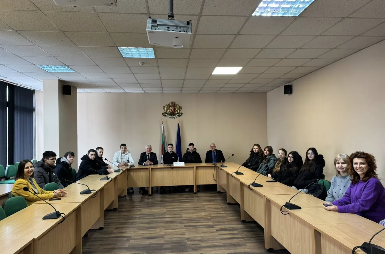Ученици от ЕГ "Д-р Петър Берон“ влязоха в ролята на областен управител за един ден