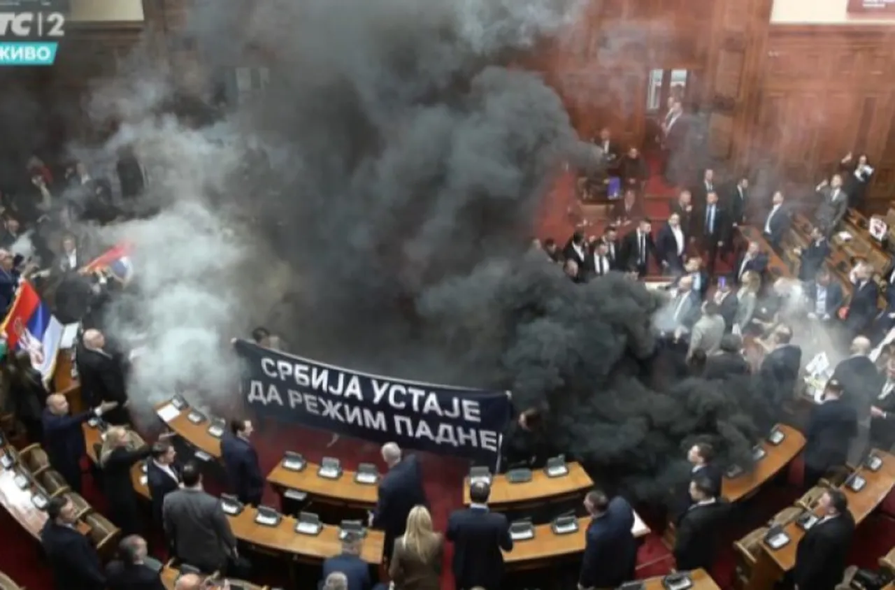 Димни гранати и сълзотворен газ в парламента в Белград