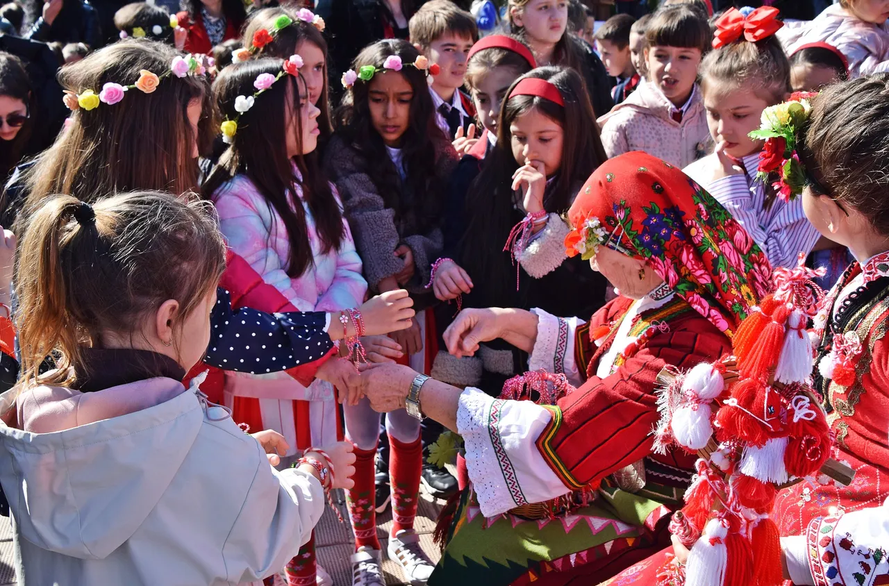 Празник на традицията и детското творчество озари площад "България" в Сандански