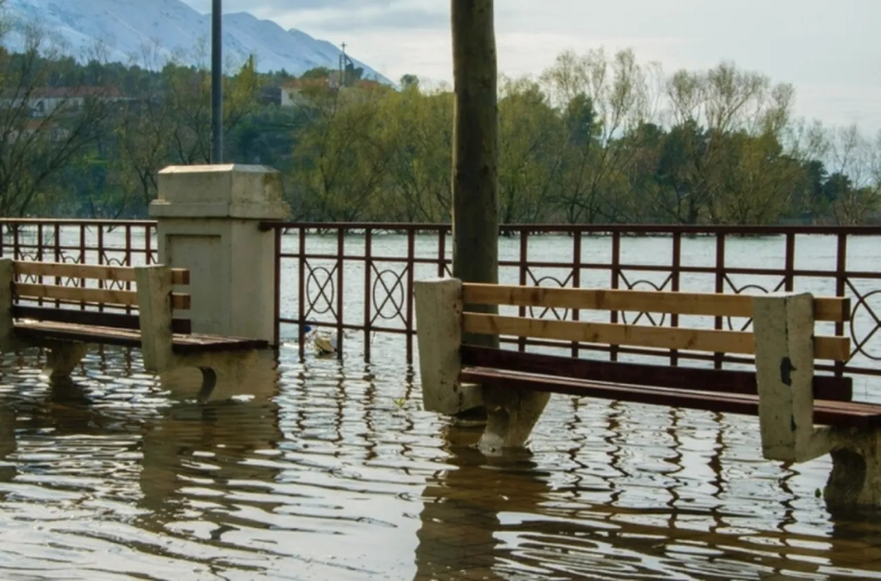 Силна буря предизвика наводнения в Албания