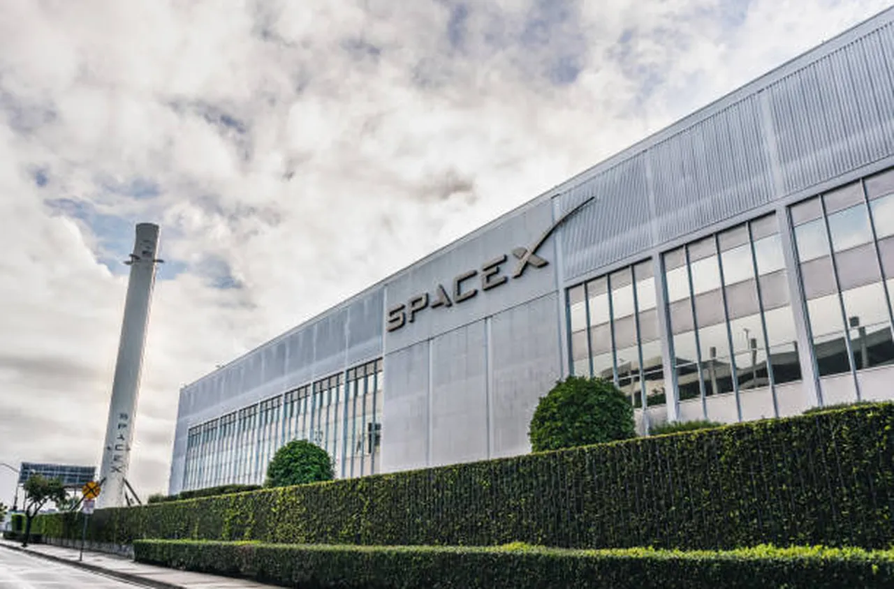 SpaceX изстреля в Космоса голям комуникационен сателит