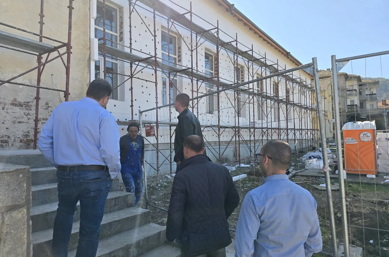 Ремонтират читалището в село Коларово