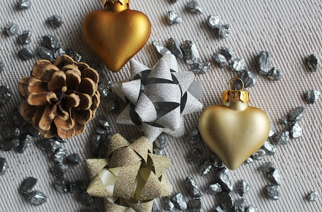 Какво символизира коледната украса по света?