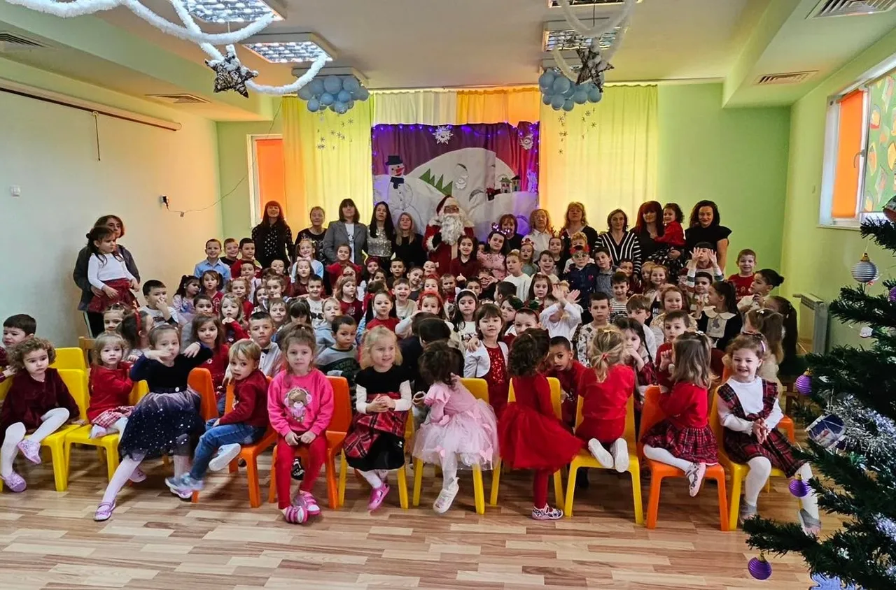 Детска градина "Мечта" посрещна Дядо Коледа