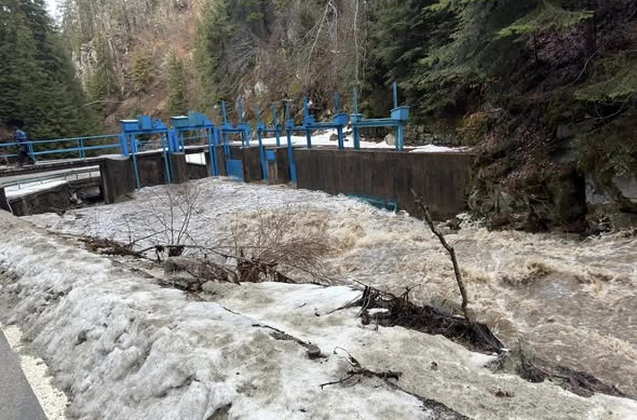 Река Чепинска преля и затвори пътя Велинград-Сърница /видео/
