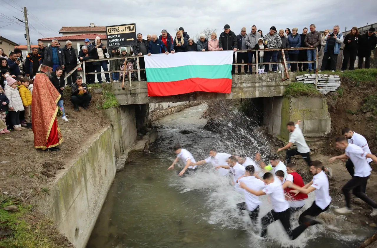 Смели мъже се впуснаха да търсят кръста в студените реки на Струмяни
