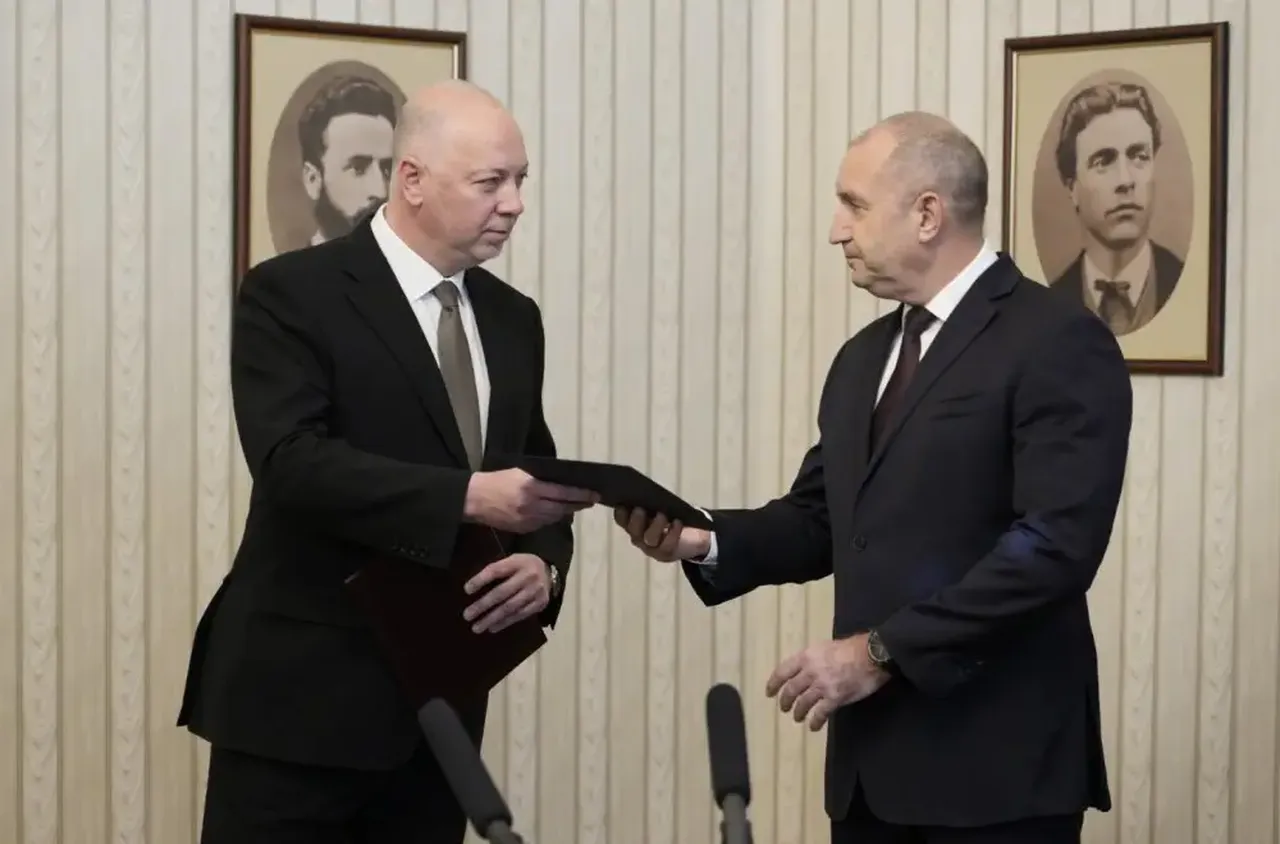 Росен Желязков върна мандата за съставяне на правителство на президента Румен Радев