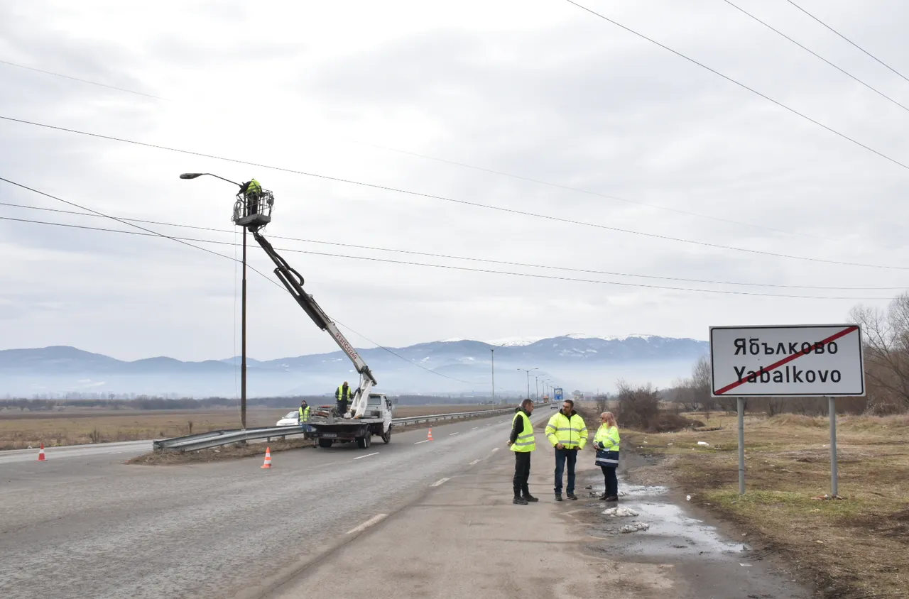 Демонтират старите осветителни тела на пътя за с. Ябълково