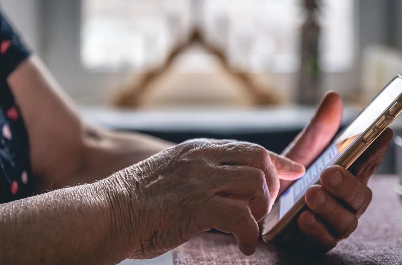 Япония обучава възрастните хора в смарт технологиите