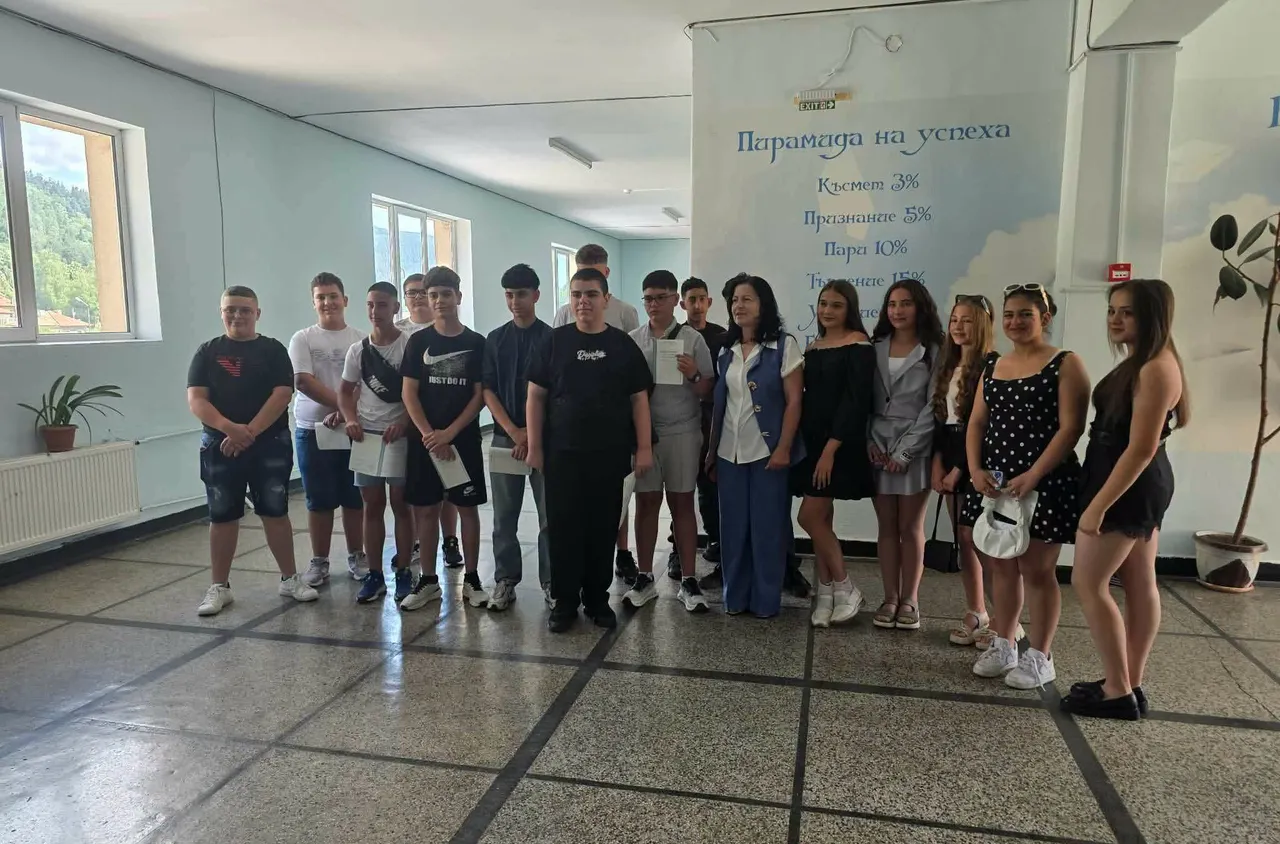 Седмокласниците в Якоруда получиха свидетелствата си за основно образование