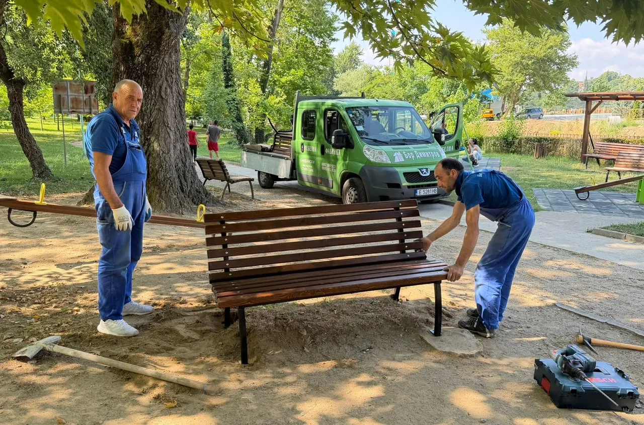 Нови пейки на детската площадка до реката в Сандански 