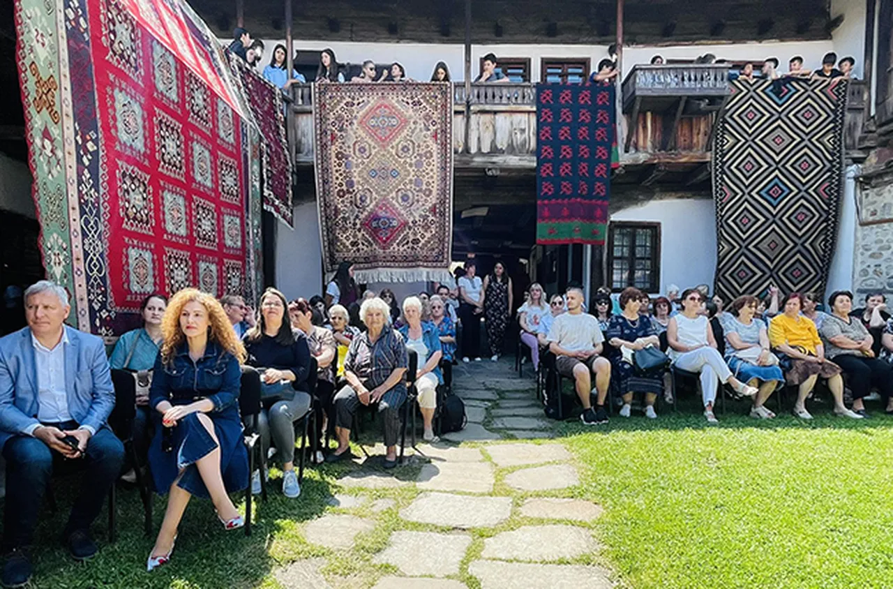 Уникална изложба на старинни български килими откриха в Разлог