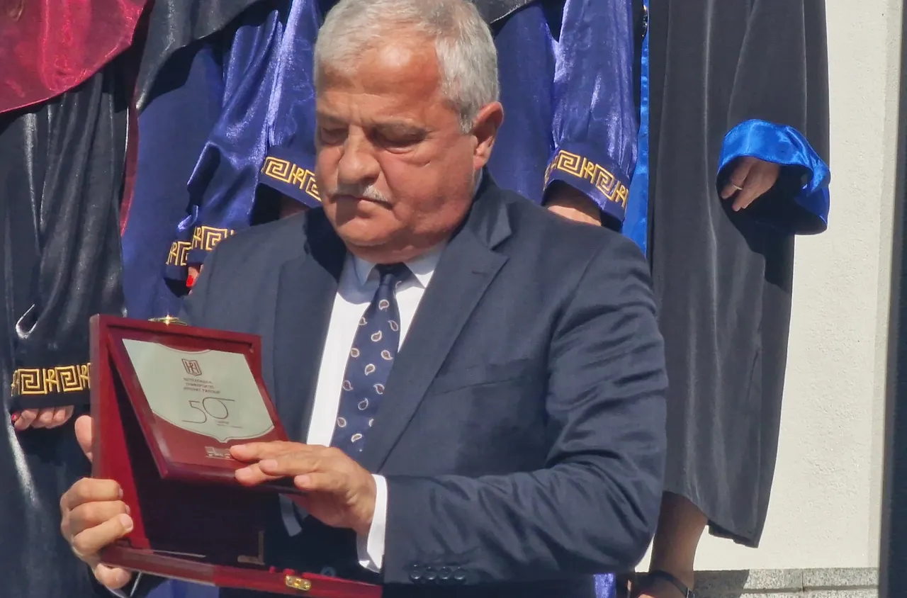Кметът на Гоце Делчев Владимир Москов с Почетния знак на ЮЗУ