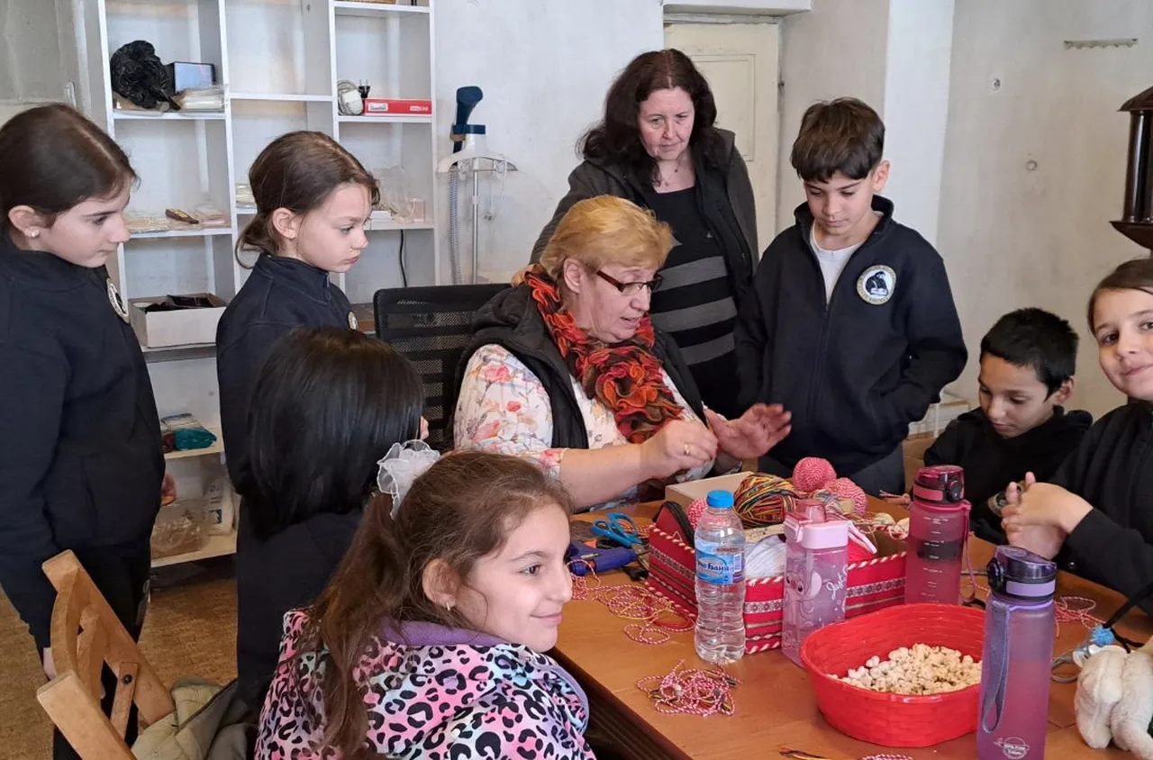 Третокласници от Кресна твориха мартеници в арт ателие