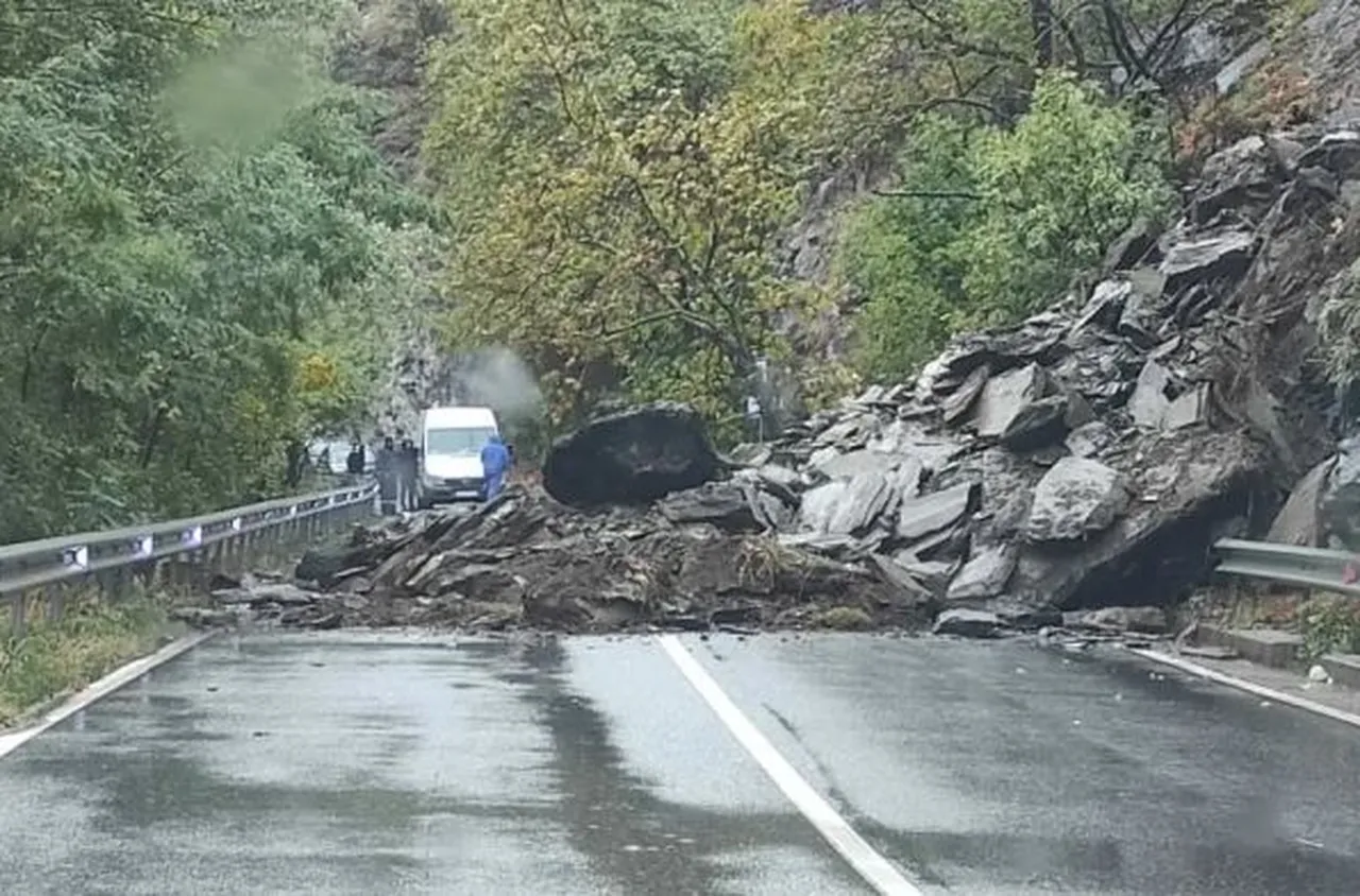 Километрични опашки заради свлачище на пътя Асеновград - Смолян