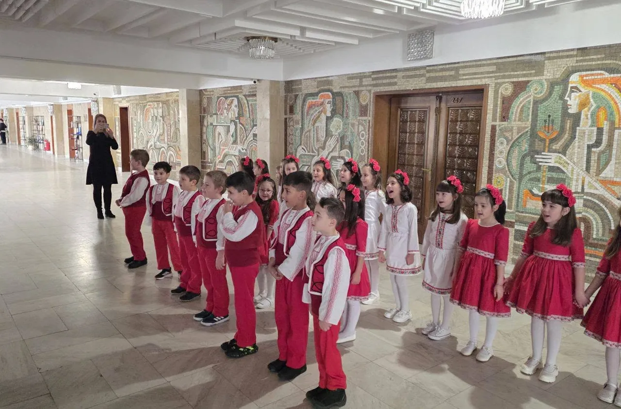 Малчугани от ДГ "Слънце“ внесоха празнично настроение в Община Смолян