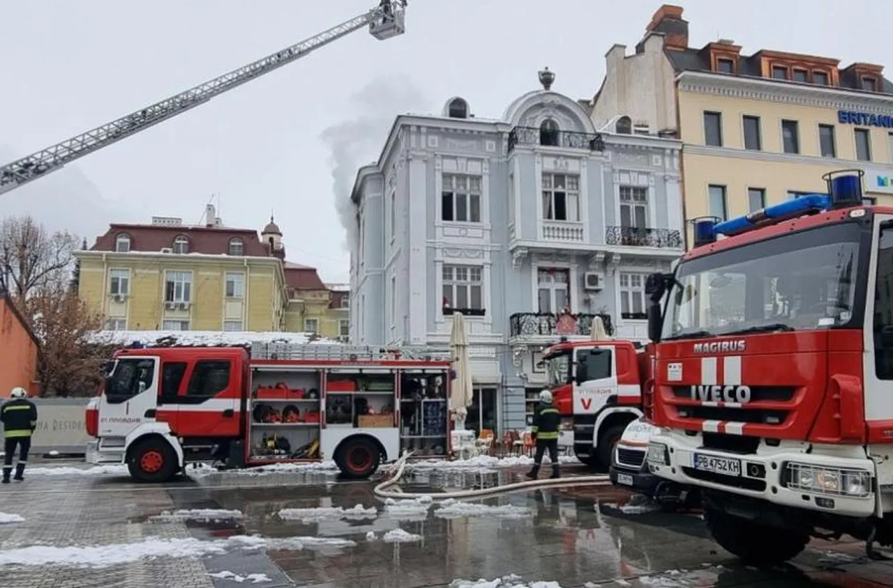 Пожар в емблематична къща в центъра на Пловдив, има и загинал