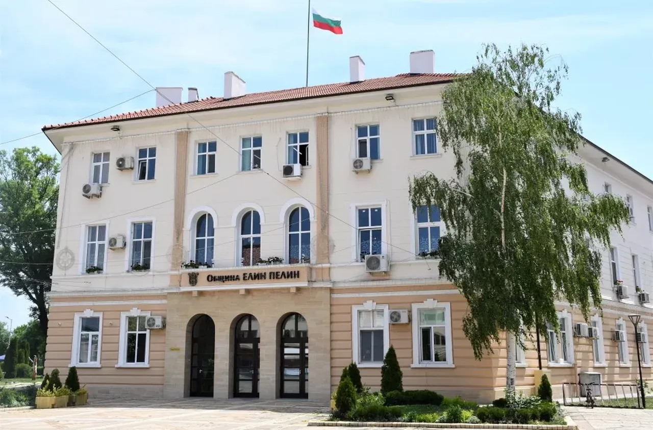 В Елин Пелин отбелязаха Националния празник със 147-метрово знаме
