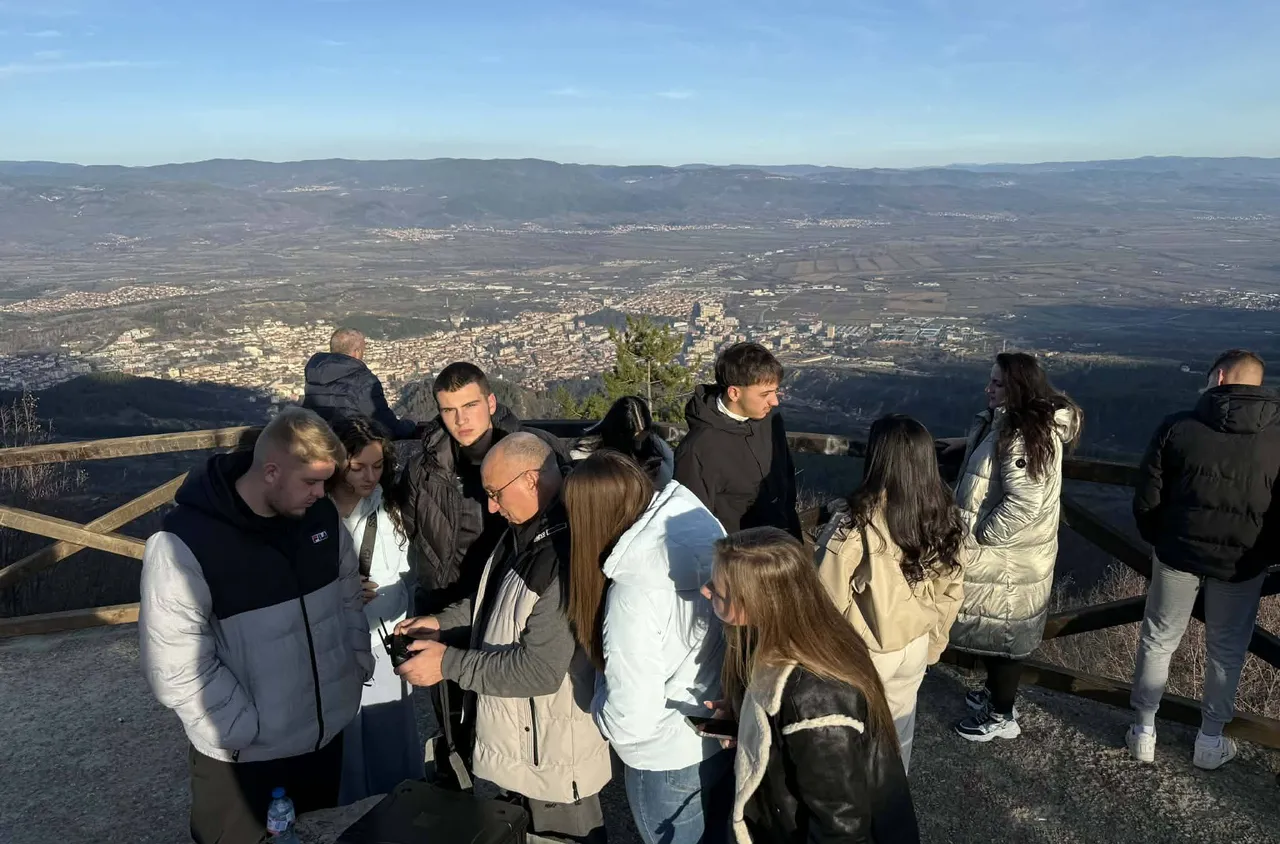 Ученици от Сатовча усвояват компютърна графика чрез работа с дрон