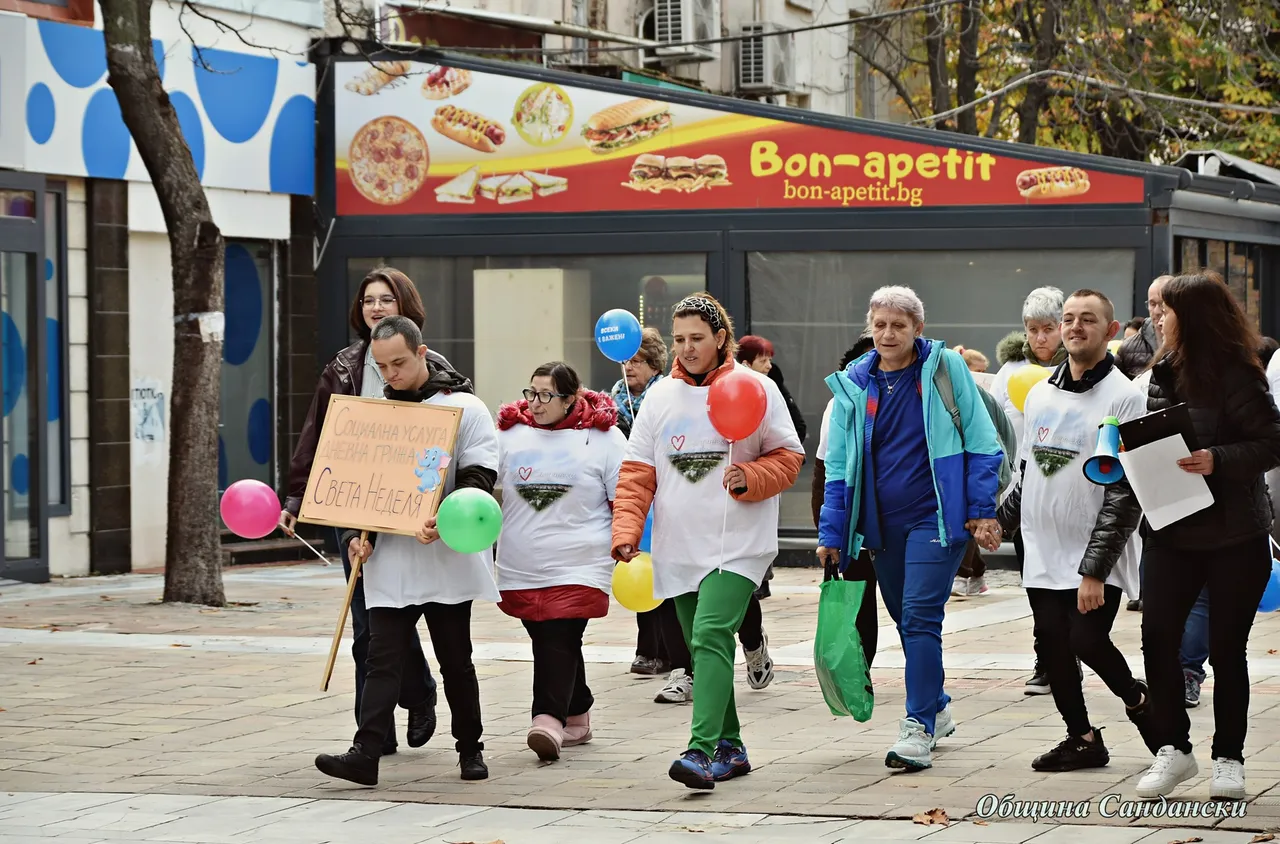 Празнично шествие и игри отбелязаха Деня на хората с увреждания в Сандански