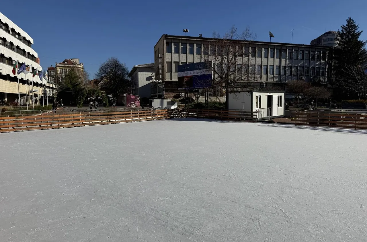 Ледената пързалка в Дупница официално отваря врати