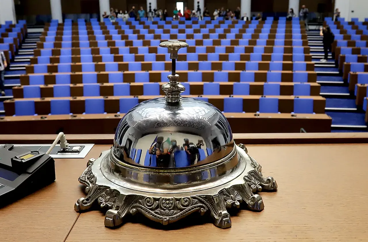 Депутатите гласуват оставката на кабинета "Желязков"