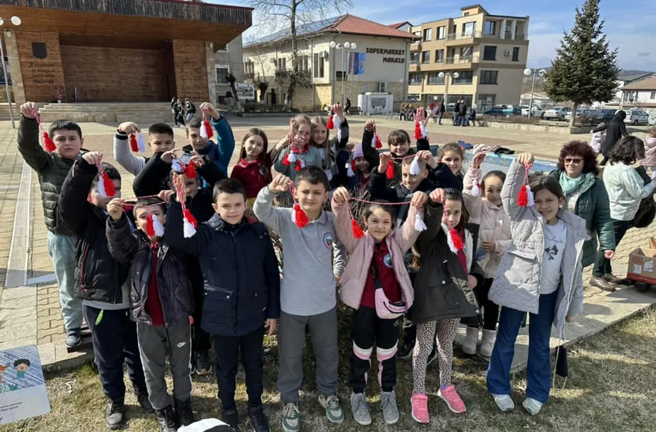 Деца украсиха центъра на Кирково за посрещането на Баба Марта