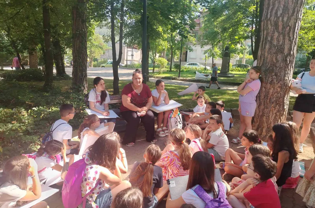 Арт пленер превърна градската градина на Дупница в ателие