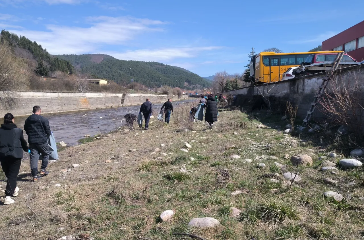 Доброволци почистиха коритата на реките в Якоруда