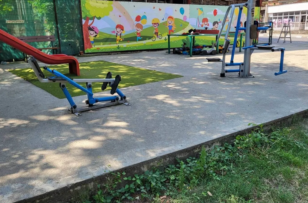 Обновиха детската площадка в Голямо Белово