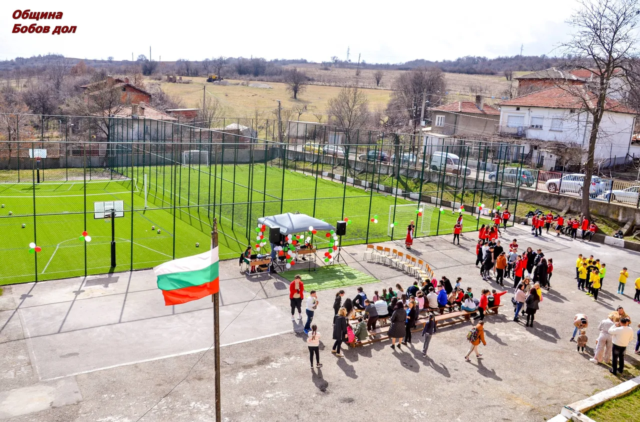 С водосвет откриха новото игрище на СУ "Христо Ботев" в Бобов дол