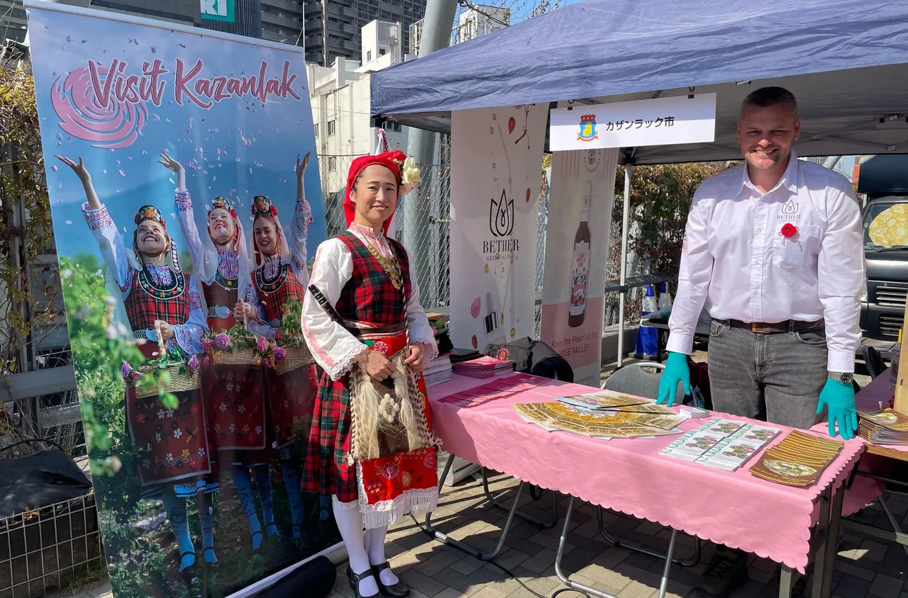 Казанлъчани закичиха с мартеници десетки японци