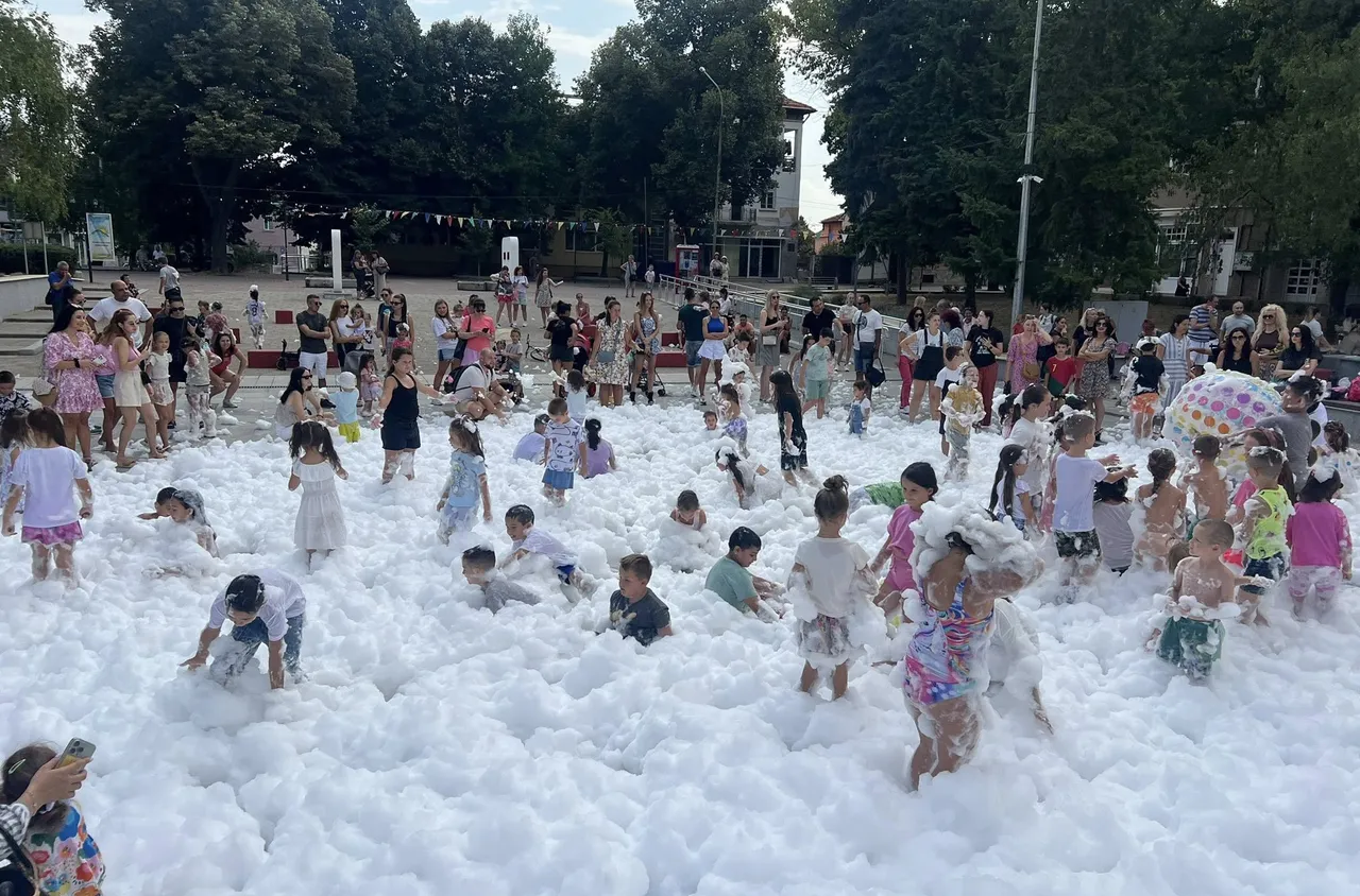 Водни игри с пяна всяка неделя в Кюстендил