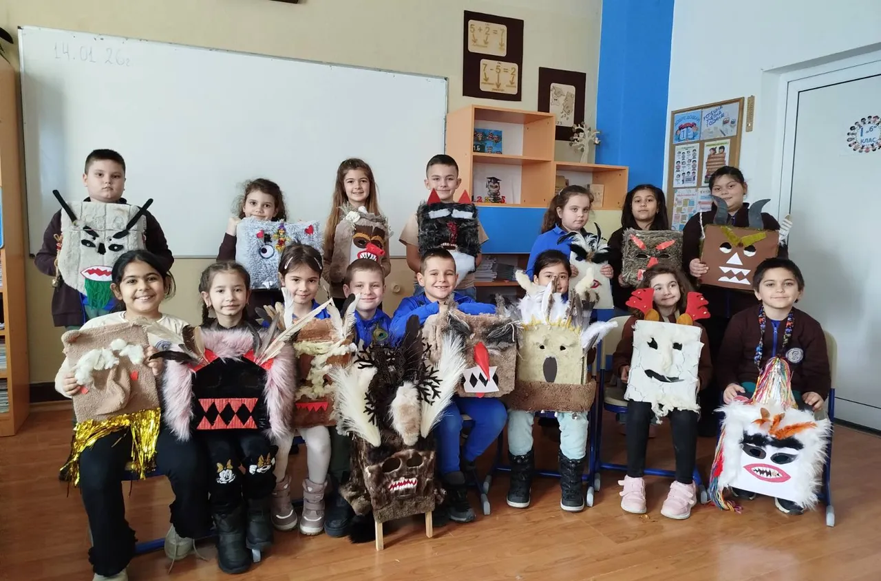 Първокласници от Брезник се запознаха с традицията на "Сурва“