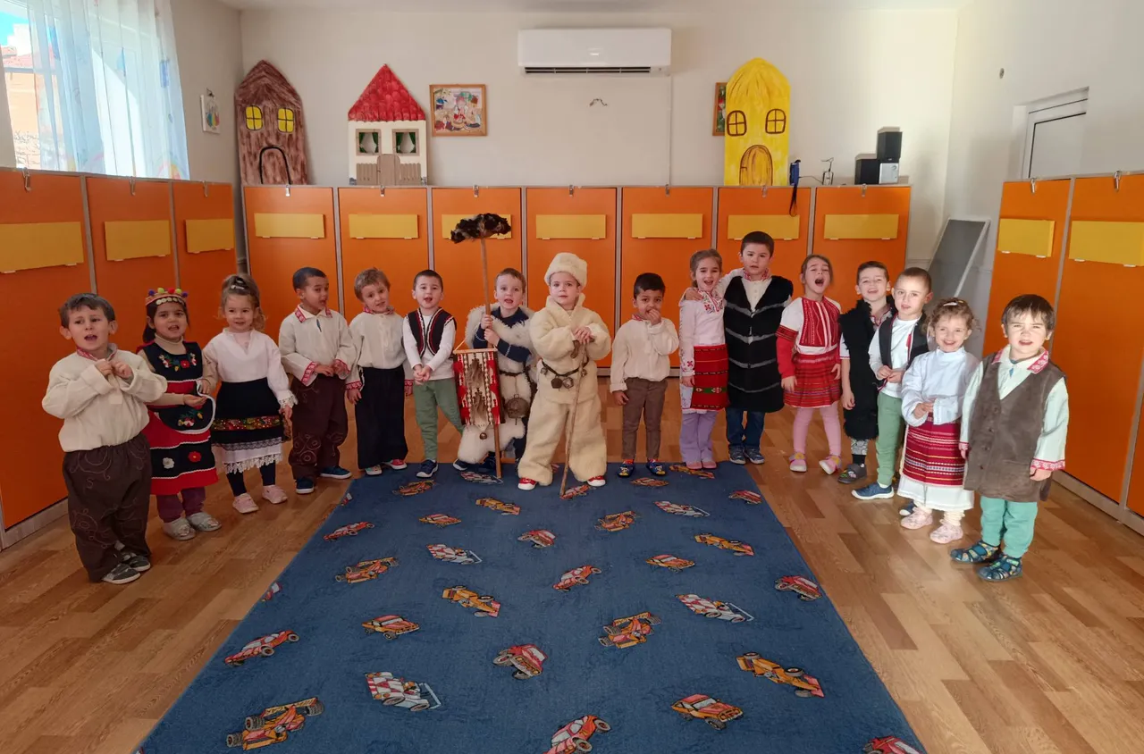 Деца от ДГ "Тодора Миладинова“ пресъздадоха български обичай