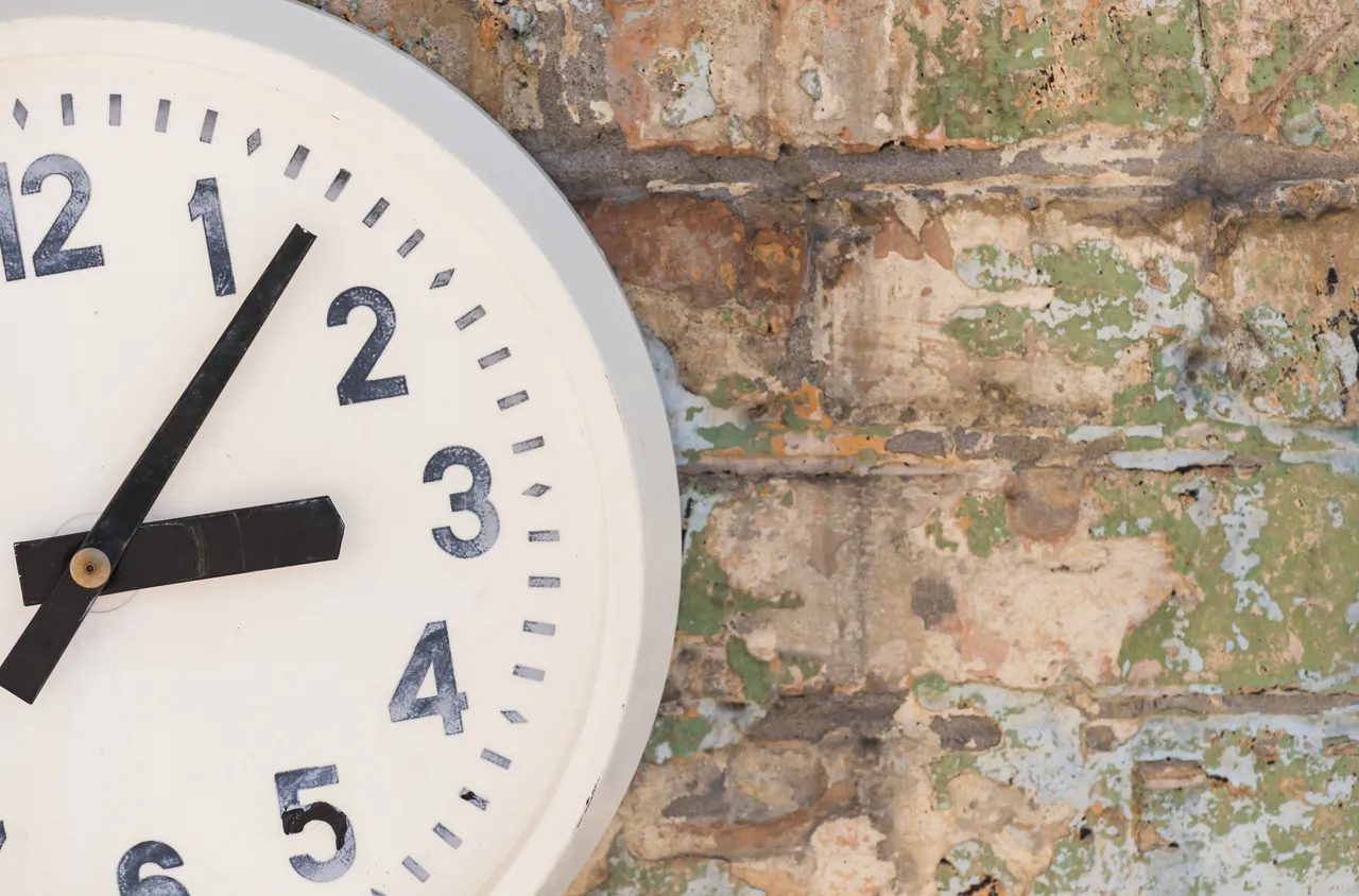 Местим стрелките на часовника към лятното часово време